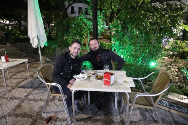 Deux hommes attablés à une table en Espagne